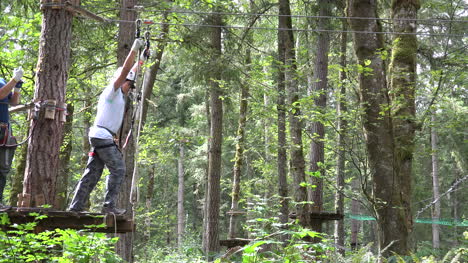 Washington-Boy-Schwingt-An-Der-Seilrutsche