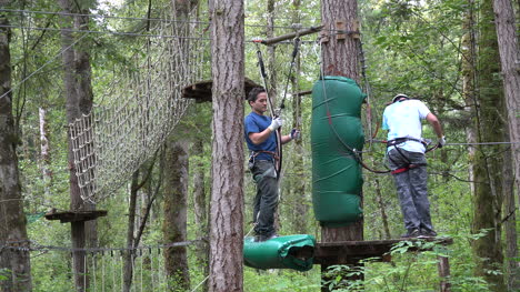 Washington-Männer,-Die-Sich-Von-Der-Zipline-Lösen