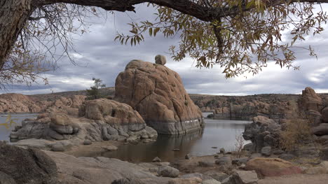 Arizona-Hinterlässt-Rahmenfelsen-Am-Watson-Lake