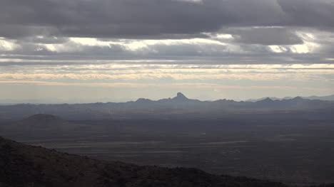 Montañas-De-Arizona-Bajo-Las-Nubes