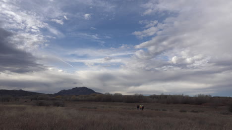 Arizona-Menschen-Gehen-Unter-Dramatischem-Himmel