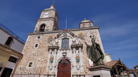 Mexiko-Arandas-Guadalupe-Kirche-Und-Polnische-Papststatue-And