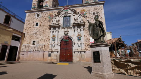 Mexico-Arandas-Guadalupe-Iglesia-Con-Papa-Estatua