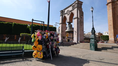 Mexiko-Arandas-Glocke-Mit-Fahrrädern-Und-Souvenirstand