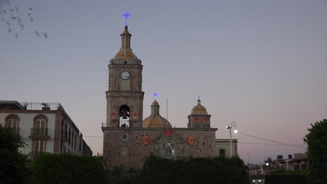 Mexiko-Arandas-Kirche-Am-Späten-Abend-Mit-Vögeln
