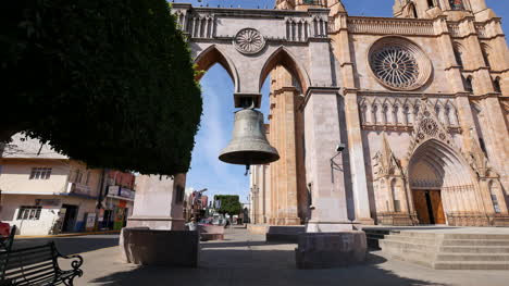 Mexiko-Arandas-Riesige-Glocke-Bei-Der-Kirche