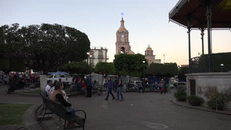 Mexiko-Arandas-Kleines-Mädchen-Auf-Der-Plaza-In-Der-Abenddämmerung