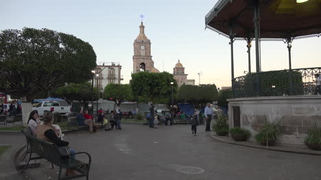 Mexiko-Arandas-Menschen-In-Plaza