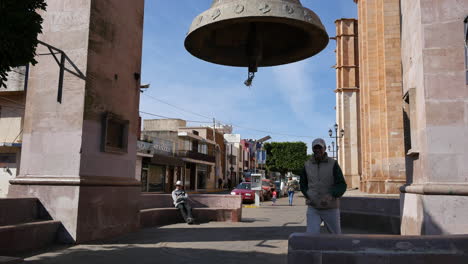 Mexiko-Arandas-Menschen-Gehen-Unter-Große-Glocke