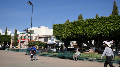 Mexiko-Arandas-Plaza-Mit-Mann-Auf-Bank