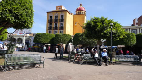 México-Arandas-Plaza-Con-Hombres-En-Bancos