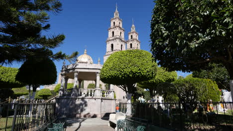 México-Iglesia-De-Santa-María-Y-Plaza-Con-Quiosco-De-Música