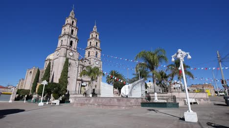 Mexiko-Santa-Maria-Kirche-Mit-Straßenlaternen