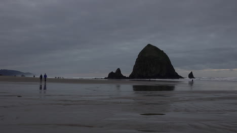 Oregon-Heuschoberfelsen-Mit-Wandertouristen-Am-Abend