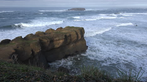 Oregon-Coast-With-Rocks