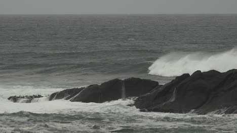 Olas-Del-Mar-De-Oregon-En-Rocas