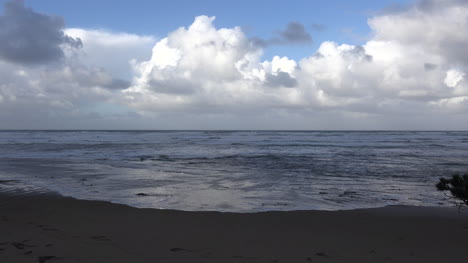 Oregon-Wellenmuster-Am-Strand-Mit-Wolken