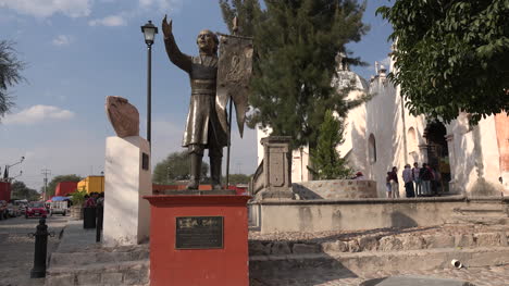 México-Atotonilco-Padre-Hidalgo-Estatua-Por-Iglesia