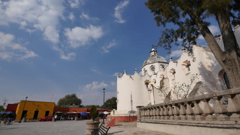Mexiko-Atotonilco-Kirche-Und-Gebäude-Auf-Der-Plaza