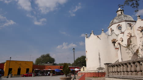 Mexiko-Atotonilco-Kirchenkuppel-Und-Farbenfrohe-Gebäude