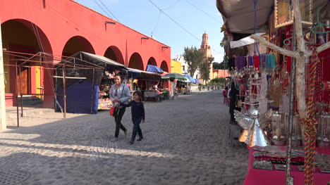 Mexiko-Atotonilco-Straße-Mit-Ständen