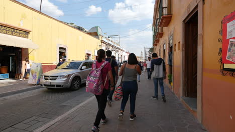 Mexiko-Dolores-Hidalgo-Street-Mit-Menschen-Auf-Bürgersteig-On