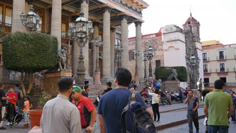 Mexiko-Guanajuato-Gebäude-Mit-Säulen