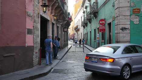 Mexiko-Guanajuato-Autos-Und-Schmale-Straße