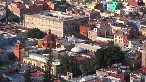 México-Fortaleza-De-Guanajuato-E-Iglesia-De-Cúpula-Roja