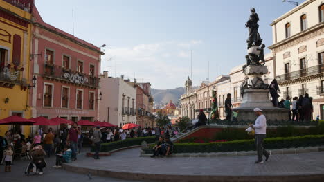 Mexiko-Guanajuato-Gloreta-Mit-Statue-Und-Menschen