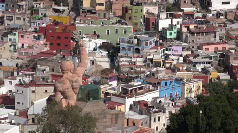 Mexiko-Guanajuato-Heldenstatue-Und-Häuser