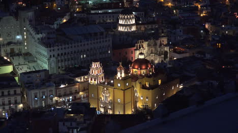 Mexiko-Guanajuato-Leuchtet-Nach-Einbruch-Der-Dunkelheit-Auf-Gelber-Kirche