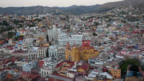 Mexiko-Guanajuato-Schöne-Aussicht-Mit-Gelber-Kirche?