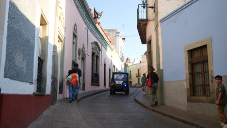 Mexiko-Guanajuato-Leute-Und-Auto-In-Der-Straße?