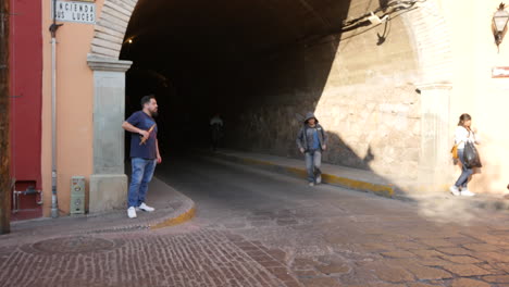 Mexiko-Guanajuato-Leute-Durch-Tunnel