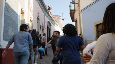 Mexiko-Guanajuato-Leute-Auf-Der-Straße-Mit-Autos