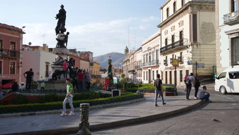 Mexiko-Guanajuato-Statue-Und-Menschen