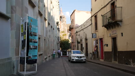 Mexiko-Guanajuato-Straße-Mit-Vorbeifahrendem-Auto