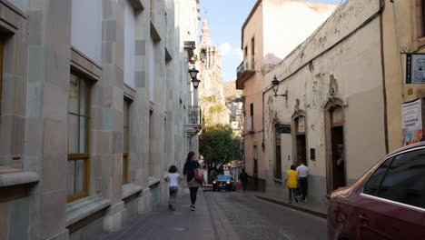 Mexiko-Guanajuato-Straße-Mit-Menschen-Und-Autos