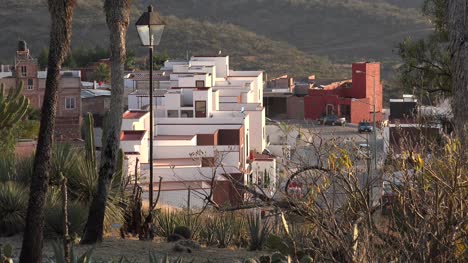México-Suburbio-De-Guanajuato-Con-Casas-Blancas-Y-Rojas
