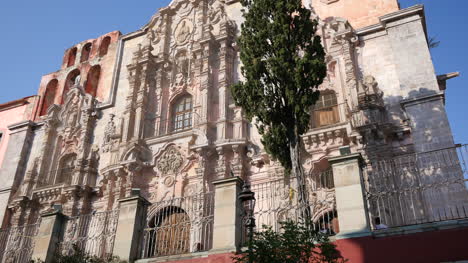 México-Guanajuato-Se-Inclina-Iglesia-Adornada