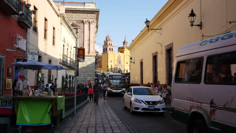 Mexiko-Guanajuato-Verkehr-Und-Kirche-Dahinter-Church