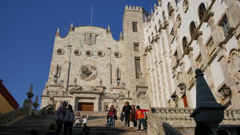 Pasos-De-La-Universidad-De-Guanajuato-De-México