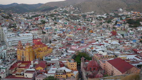Mexiko-Guanajuato-Ansicht-Mit-Gelber-Kirche