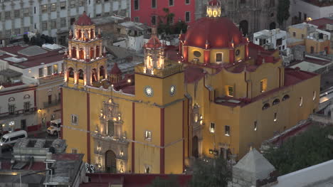 Mexiko-Guanajuato-Gelbe-Und-Rote-Kirche-Am-Abend-Beleuchtet