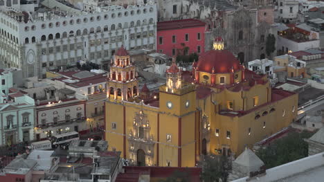 Mexiko-Guanajuato-Gelbe-Kirche-Am-Abend