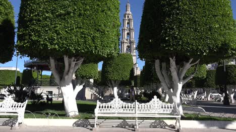 Mexiko-San-Julian-Kirchturm-Zwischen-Bäumen