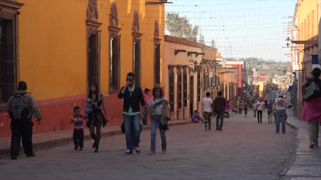 Mexiko-San-Miguel-Orange-Gebäude-Und-Touristen