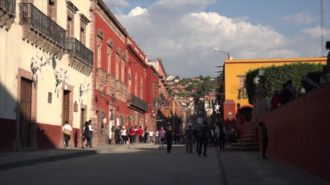 México-San-Miguel-Gente-En-La-Calle-En-Luz-Dorada
