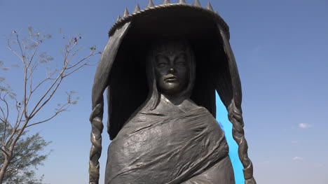 Mexiko-San-Miguel-Frau-Mit-Hut-Statue